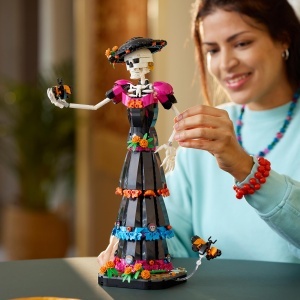 Set LEGO Ideas La Catrina 21372 - Figurina Skelett cu Flori si Fluturi, 1212 Piese - Img 6