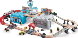 Set tren Hape Holzeisenbahn 80 piese cu accesorii multicolor pentru copii 3 ani
