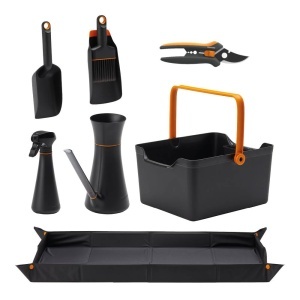Set unelte gradinarit Fiskars Urban Plant Care 7 piese cu foarfeca SP14 si stropitoare 12L