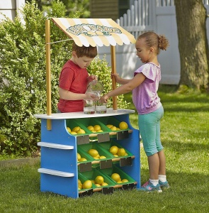 Stand de limonada Melissa Doug din lemn, cu 9 recipiente si semne de creta - Img 3