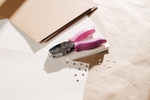 Stantator manual Fiskars 1003819 pentru mari inimi, din otel, culoare roz - Img 6