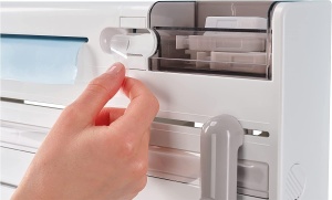 Suport pentru role de perete Leifheit Parat Plus ComfortLine Series, pentru fiecare bucatarie, dozator de taiere dovedit pentru aluminiu si folie alimentara, taietor de folie cu cutit special, alb - Img 5