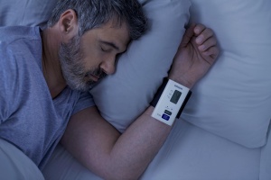 Tensiometru OMRON NightView la incheietura mainii, masurare validata clinic, silentioasa si convenabila, cu functie de masurare automata pe timp de noapte (dupa 4 ore, la 2 si 4 dimineata), aplicatie gratuita pentru smartphone - Img 4