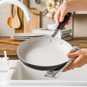 Tigaie din aluminiu KitchenAid 24 cm, antiaderenta ceramica, neagra - Img 7