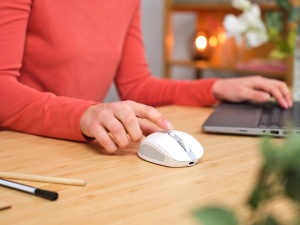 Trust Ozaa Silent Wireless Mouse Bluetooth + 2.4GHz, Compact Multi-Device Wireless Mouse, 60% Plastic Reciclat, Reincarcabil Bluetooth Mouse Laptop PC Computer Windows Android Mac - Alb - Img 8