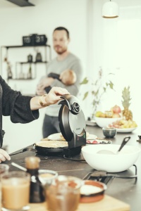 Aparat vafe SEVERIN, dispozitiv de copt vafe cu acoperire antiaderenta pentru vafe clasice cu inima, cu economie de spatiu si practic, putere de aproximativ 1.300 W, negru/otel inoxidabil, WA 2103 - Img 7