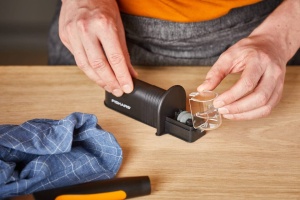 Ascutitor de cutite Fiskars Roll-Sharp, ceramic, negru, 15 x 6 cm - Img 8
