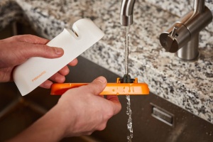 Ascutitor de cutite Fiskars Roll-Sharp, pentru cutite din otel, design finlandez, alborange - Img 15