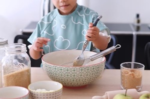 BEABA, Baveta pentru bebelusi, Salopeta pentru bebelusi, Baveta pentru mama, Impermeabila, Salopeta elastica, Salopeta cu maneca lunga, Maneci detasabile, Geanta de prindere, Usor de curatat, Evoluabil, Verde salvie - Img 9