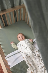 Cearsaf Meyco Baby Uni pentru patut (cearsaf de pat cu jerse moale, fabricat din 100% bumbac, potrivire perfecta datorita elasticului de jur imprejur, respirabil, dimensiuni: 60 x 120cm), verde padure - Img 5