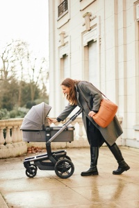 CHILDHOME, geanta scutece pentru bebelusi, geanta pentru mami, inclusiv covoras de infasat, multe compartimente, atasament pentru carucior, curea de umar, piele vegana, 22L, Mommy Club Signature, maro - Img 5