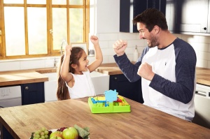 Circuit de Billes TOMY T7070, Labirint colorat pentru copii, Joc de indemanare si rapiditate - Img 2