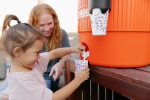 Container de bauturi Igloo 10 Galoni 37L cu suport pentru pahare si izolare ultratermica - Img 4