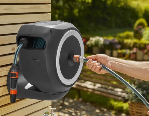 Cutie de furtun de perete Gardena RollUp M 20 m: Irigare flexibila pentru gradini de dimensiuni medii, tambur de furtun pivotant, cu suport de perete, piese de sistem si pulverizator incl. furtun Gardena de 20 m (18612-20) - Img 4