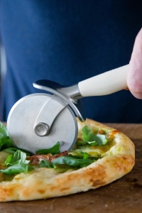 Cutter de Pizza KitchenAid cu Lama din Otel Inoxidabil, Culoare Almond Creme - Img 7