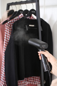 Fier de calcat vertical SteamOne DTC75B, 1600 W, rezervor 75 ml, negru - Img 7