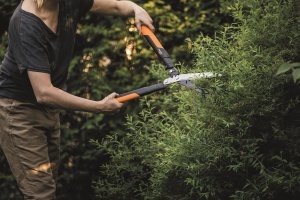 Foarfeca de tuns gard viu Fiskars PowerGear X HSX92 63 cm lame antiaderente negruportocaliu - Img 6