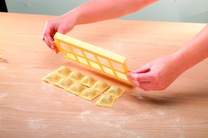 Formator Ravioli Tescoma DELICIA, 10 forme, plastic, usor de curatat - Img 5