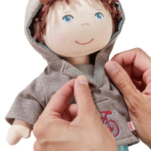 HABA Doll Lian - Papusa moale de carpa 30 cm ideala pentru bebelusi si copii mici lavabila si usor de imbracat si de scos de la 18 luni - 1302109001 - Img 4