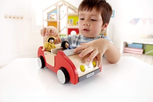 Hape Masina de Familie din Lemn Rosu pentru Papusi Usor de Integrat in Seturi de Casute - Img 5