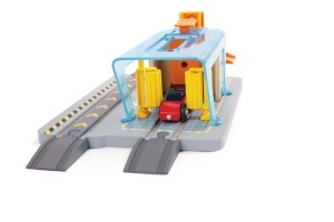 Hape Reparatur si Statie de Spalare Auto cu Platforma Ridicabila si Masina de Remorcare Compatibila cu Seturi de Tren - Img 4