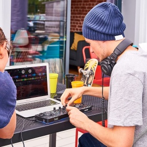 Hercules DJControl Starlight - Controler portabil USB DJ cu 2 punte cu 8 pad-uri, software Serato DJ Lite, pentru PC si MAC - Img 4