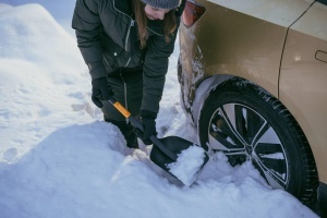 Lopata pentru zapada auto Fiskars Plus 1079857, compacta, 63 cm, negru-portocaliu - Img 5