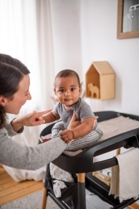 Masa de schimbat bebelusi babyGO ChangMe din lemn de fag, alba, cu roti mobile - Img 6