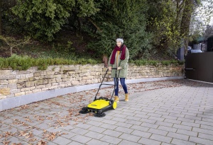 Masina de maturat Karcher S 4 Twin (Putere maxima: 2400m2/h, 2 maturi laterale, Cos de maturare: 20 l, Latime de lucru: 680 mm, Depozitare cu economie de spatiu, Maner de impingere reglabil pe inaltime), pliabil - Img 2