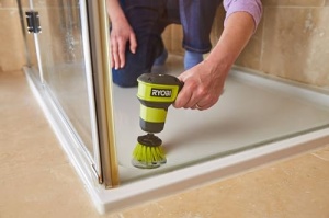 Mini perie de curatare fara fir RYOBI 4 V USB-Lithium RSCR4-0, pentru curatarea usoara a chiuvetelor, cabinelor de dus, fara baterie si incarcator - Img 4