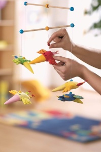 Mobile pentru bebelusi HABA 1103 cu 5 pasari colorate si soare, jucarie educativa - Img 2
