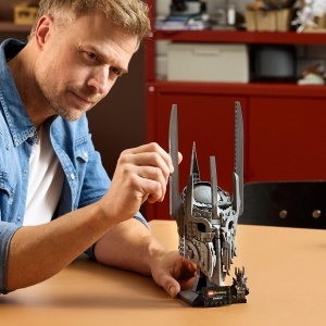Model LEGO Iconi Casca lui Sauron 11373, 538 piese, decoratiune pentru adulti - Img 9