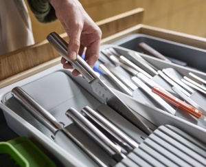 Organizator extensibil Joseph Joseph DrawerStore cu suport pentru cutite gri din plastic reciclat - Img 6