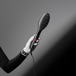 Perie de indreptat Rowenta x Karl Lagerfeld CF582L | pentru toate tipurile de par | Netezire usoara si rapida | Delicat cu parul | Acoperire ceramica | Functia Ion |Negru/Rosu - Img 9
