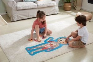 Puzzle educativ Hape Mein Korper cu 60 de piese din lemn poster informativ si valiza de transport - Img 3