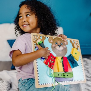 Puzzle educativ Melissa Doug - Ursulet cu abilitati de imbracare, 6 piese, din lemn - Img 2