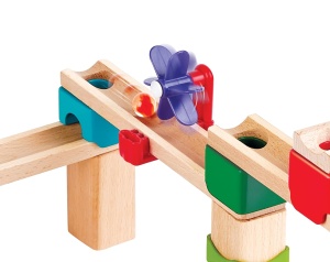 Rampa cu bile Hape - Set din lemn cu domino, 18 piese, pentru copii de la 3 ani - Img 4