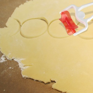 Rola decupatoare Dr Oetker 1037 functie de rulare maner ergonomic - Img 2
