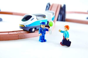 Set accesorii Hape pentru trenulete din lemn cu figurine si semne de circulatie pentru copii 3 ani - Img 3