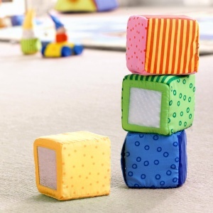 Set cuburi pentru bebelusi HABA 1023 Knuddelquartett senzoriale si colorate - Img 3