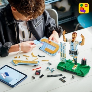 Set de Constructie LEGO Lionel Messi - 958 piese, 2 variante, cadou pentru copii si adulti - Img 6