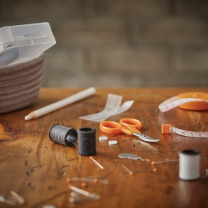 Set de cusut Fiskars, 62 piese, cutie transparenta, unelte pentru incepatori - Img 5