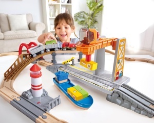 Set de joaca Hape Bahn- und Seefracht - Tren din lemn cu macara si vapor pentru copii 3 - Img 3