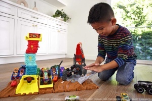 Set de joaca Hot Wheels Monster Trucks Arena Smashers HNB93 cu Tigerhai 2 masini incluse baza mobila - Img 2