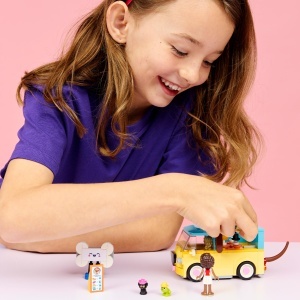 Set de Joaca LEGO Friends Van cu Accesorii pentru Animalute 42678, 237 piese - Img 8