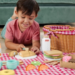 Set de joaca pentru picnic Fisher-Price HXT81, 31 piese din lemn, pentru copii de la 3 ani - Img 2