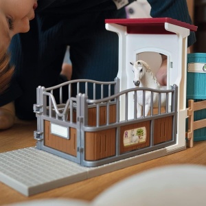 Set de joaca Schleich - Boxa pentru cai cu 21 de piese, inclusiv cal English Thoroughbred - Img 5