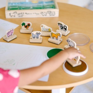 Set de stampile din lemn Melissa Doug cu animale de ferma, 8 stampile, 2 cerneala, pentru copii de la 3 ani - Img 2