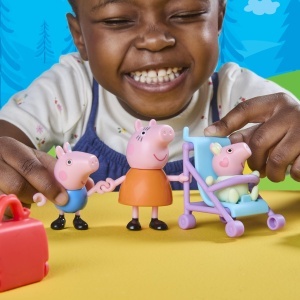 Set Figurine Peppa Pig - Peppa pe Drumuri, 5 Figurine si Accesorii, pentru Copii 3 - Img 5