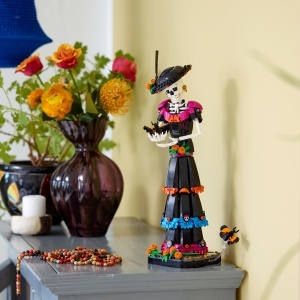 Set LEGO Ideas La Catrina 21372 - Figurina Skelett cu Flori si Fluturi, 1212 Piese - Img 3